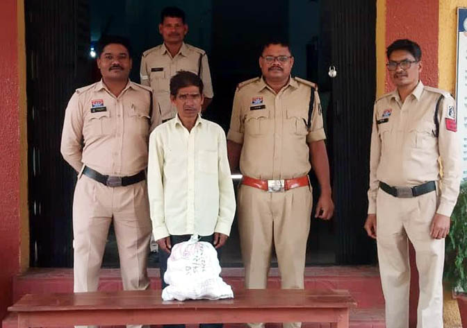 (धमतरी) अवैध शराब कारोबारियों पर धमतरी पुलिस का लगातार प्रहार