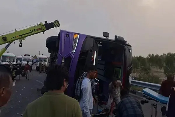 दर्दनाक हादसा : आगरा-लखनऊ एक्सप्रेसवे पर पलटी स्लीपर बस, 6 की गई जान-32 घायल
