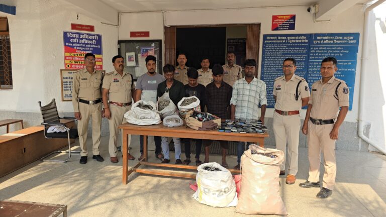 (सरगुजा) ओमनी कार में भरकर ले जा रहे थे 760 मोबाइल और 95 किलो पायल, पांच गिरफ्तार