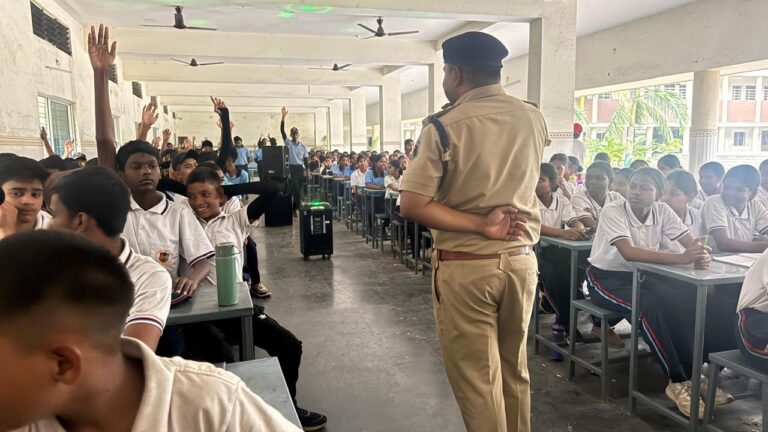 NCC कैंप में रायगढ़ पुलिस का बड़ा मिशन: कैडेट्स को साइबर जाल, सड़क मौत और पॉक्सो खतरे से किया अलर्ट