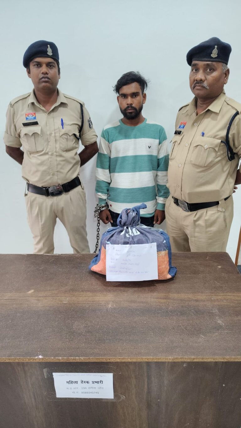 हनुमान मंदिर के पास गांजा बेचने पहुंचा युवक चढ़ा पुलिस के हत्थे, 2 किलो से ज्यादा माल जब्त