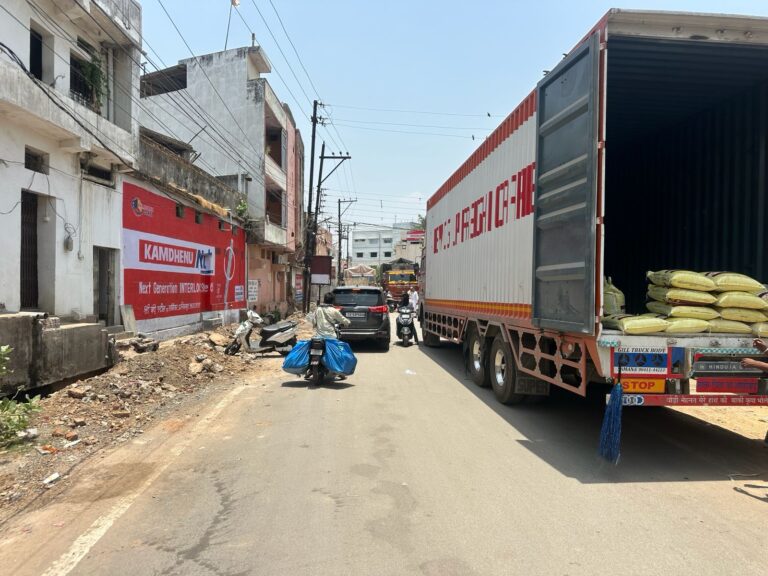 सड़क पर बेतरतीब खड़े वाहनों पर चला पुलिस का डंडा, 11 चालकों से वसूले 25600 रुपये