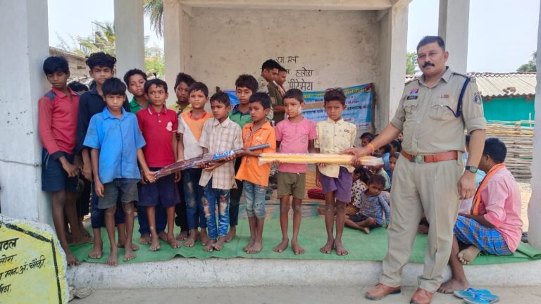 जंगलों के बीच पुलिस की चौपाल, बच्चों को बैट-बॉल देकर जीता ग्रामीणों का भरोसा