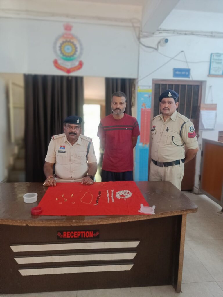 मकान मालिक गया राजिम, पीछे से उड़े डेढ़ लाख के जेवर, चोर गिरफ्तार