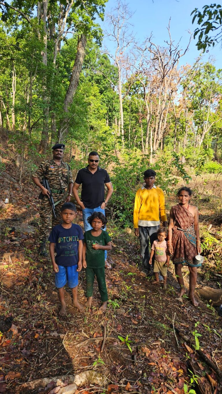 नक्सल प्रभावित रहे बेंदा पहुंचे एसपी धर्मेंद्र सिंह, बच्चों और ग्रामीणों से जोड़ा भरोसे का रिश्ता