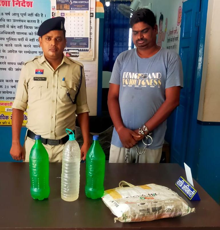 समाधान सेल की सूचना पर कार्रवाई, महुआ शराब बेचता आरोपी रंगे हाथ गिरफ्तार