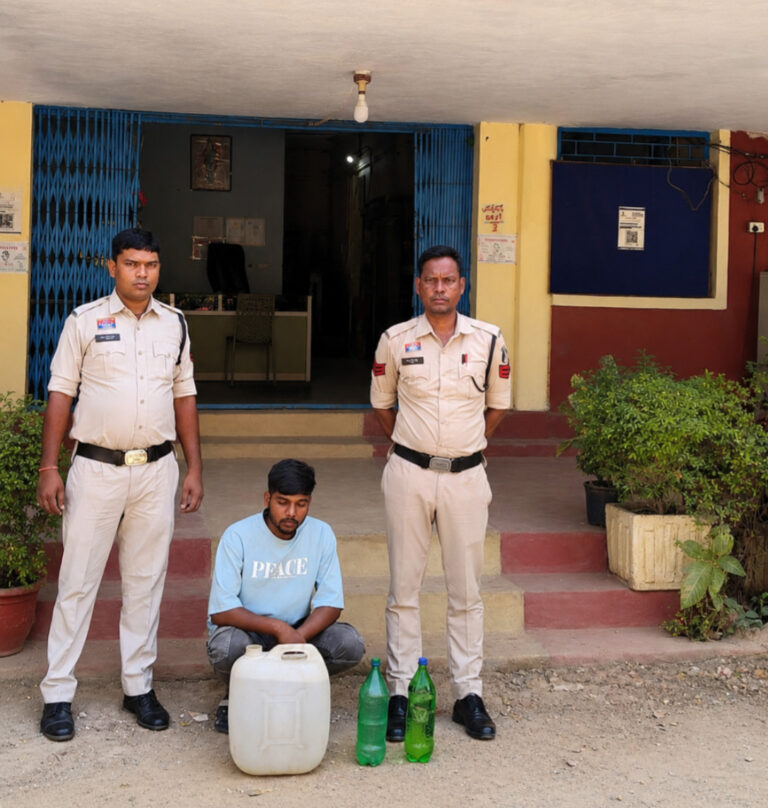 ऑपरेशन आघात का ताबड़तोड़ वार, 40 लीटर महुआ शराब के साथ दो गिरफ्तार