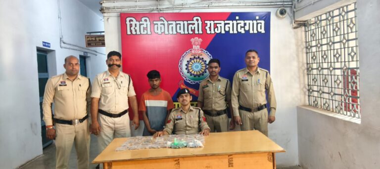 पतंजलि स्टोर में हाथ साफ कर भागा चोर, CCTV के सुराग से घंटों में चढ़ा पुलिस के हत्थे