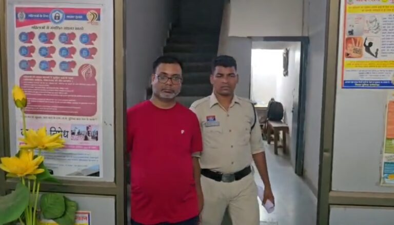 दंतेवाड़ा में सट्टेबाजी का भंडाफोड़, नकदी और सट्टा पट्टी के साथ आरोपी गिरफ्तार