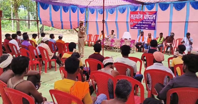 (कोंडागांव) जंगल के आखिरी गांव भोगापाल पहुंची पुलिस, चौपाल में सुनी समस्याएं और बांटा भरोसा
