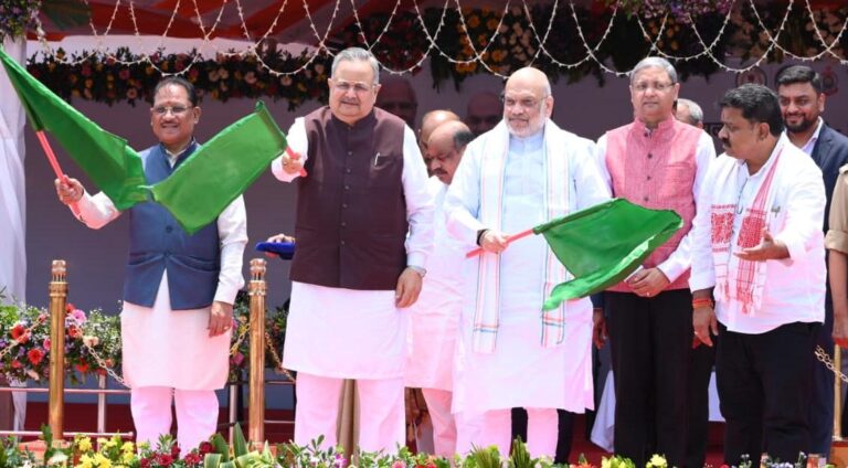 छत्तीसगढ़ में सुरक्षा व्यवस्था को तकनीकी मजबूती : केंद्रीय गृह एवं सहकारिता मंत्री अमित शाह ने ‘अत्याधुनिक डायल 112Ó और फॉरेंसिक मोबाइल वैन को दिखाई हरी झंडी