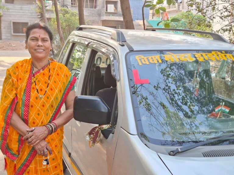 (रायपुर) महतारी गौरव वर्ष स्पेशल : जब महिलाओं का स्टीयरिंग संभालना था चुनौती, तब सुखिया वर्मा ने लिखी आत्मनिर्भरता की कहानी