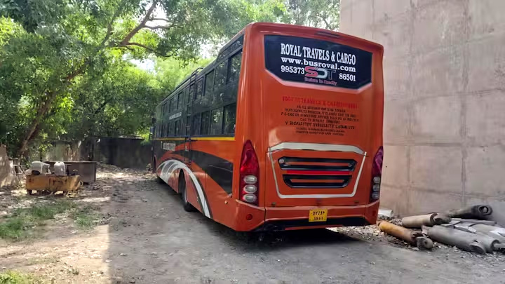 दिल्ली में निजी बस के अंदर महिला से गैंगरेप, चालक और परिचालक गिरफ्तार