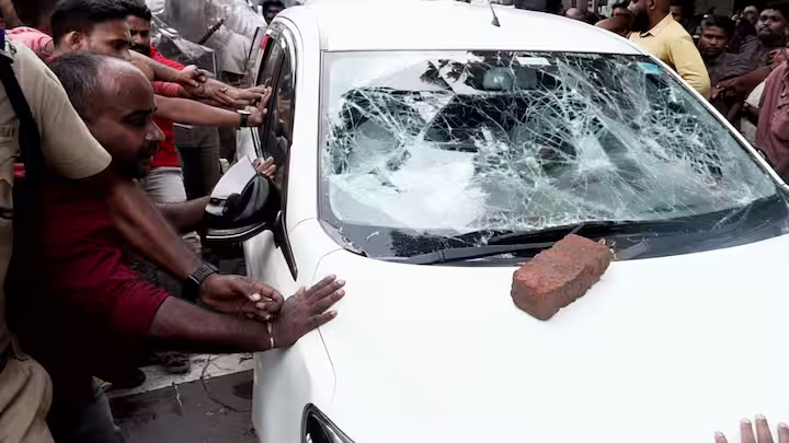 केरलम में पिनरई विजयन के घर पर छापे से गुस्साए वामपंथी समर्थक, ईडी अधिकारियों पर हमला,ईंट व पत्थर फेंके