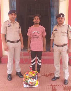 (धमतरी) खोमचे की आड़ में शराब बिक्री, पुलिस की दबिश में धंधेबाज गिरफ्तार