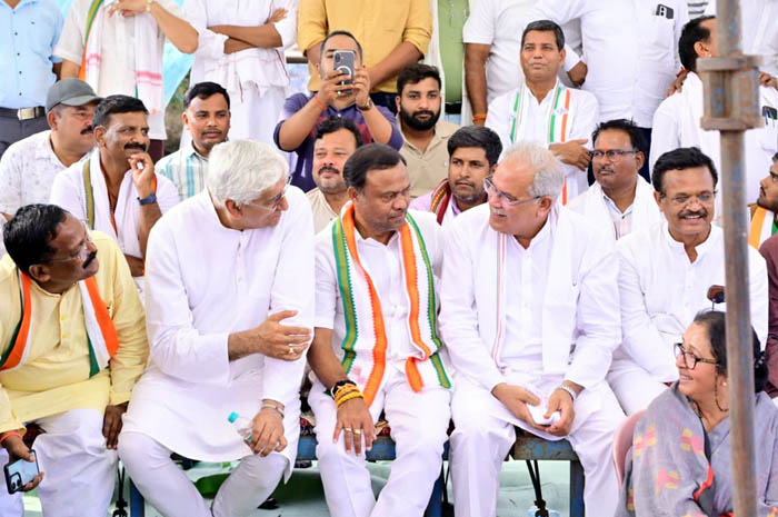 (रायपुर) विश्रामपुर थाने के बाहर टीएस और बैज कर धरना खत्म, तीन मांगों पर सहमति