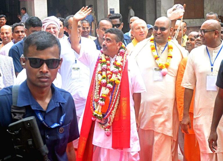 (कोलकाता)मायापुर इस्कॉन मंदिर पहुंचे सीएम शुभेंदु अधिकारी, मुख्यमंत्री ने की गोमाता की सेवा यज्ञ में भी हुए शामिल
