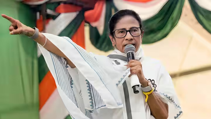 पश्चिम बंगाल में सेवानिवृत्त अधिकारियों को काम करने से रोका गया, ममता ने की थी नियुक्ति