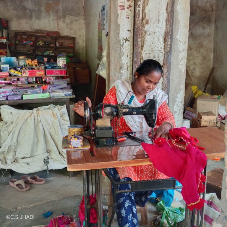 (बीजापुर) आत्मनिर्भरता की उड़ान: किशोरी लकड़ा ने सिलाई कौशल से बदली अपनी पहचान