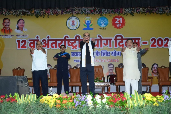 (रायपुर) 12वें अंतरराष्ट्रीय योग दिवस पर राज्यपाल रमेन डेका ने किया योगाभ्यास, बोले- योग स्वस्थ और संतुलित जीवन का सबसे प्रभावी माध्यम