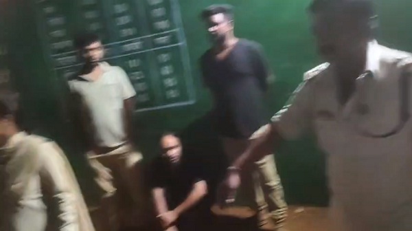 (बलौदाबाजार) संडी में कथित नकली शराब का भंडाफोड़, सेल्समैन के घर छापे में मिले खाली बोतलें, स्टीकर और संदिग्ध सामान
