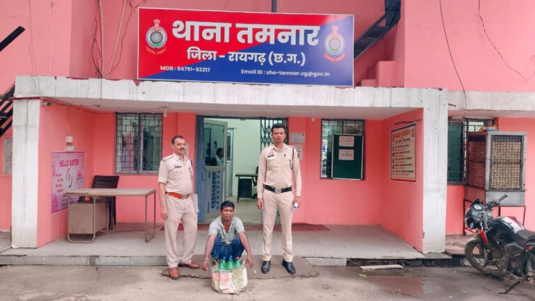 (रायगढ़)खरसिया पुलिस की दोहरी कार्रवाई: स्कूटी में शराब तस्करी कर रहा आरोपी गिरफ्तार, 10 लीटर महुआ शराब भी जब्त