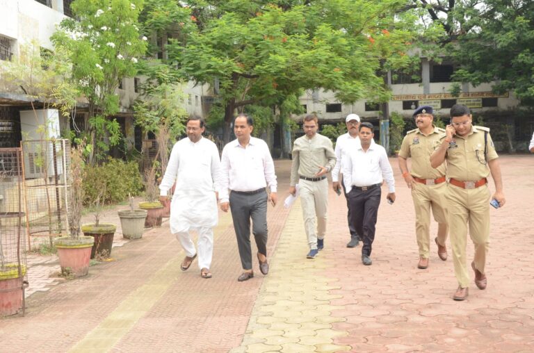 (रायपुर) कलेक्टर डॉ. गौरव सिंह ने नीट परीक्षा केंद्रों का किया निरीक्षण
