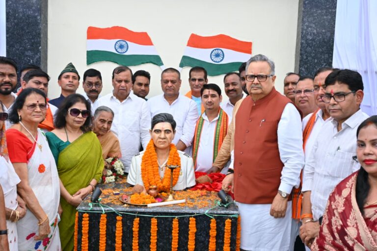 (रायपुर) विधानसभा अध्यक्ष डॉ. रमन सिंह ने किया छत्तीसगढ़ महतारी और शहीद खोण्डे की प्रतिमा का अनावरण