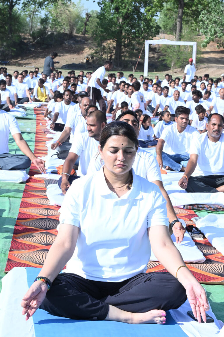 (पंडरिया/कवर्धा) वनांचल ग्राम भैंसाओदार में अंतर्राष्ट्रीय योग दिवस पर सैकड़ों लोगों ने किया सामूहिक योग