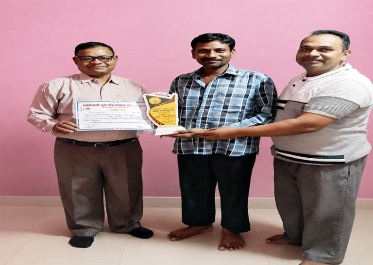 (नगरी) सेवा निवृत्त व्याख्याता कंजन सिंह धु्रव का सम्मान