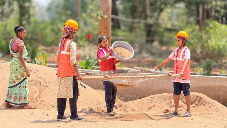 (सुकमा )जिन हाथों में कभी बंदूकें थीं, अब वो बनाएंगे दूसरों के आशियाने