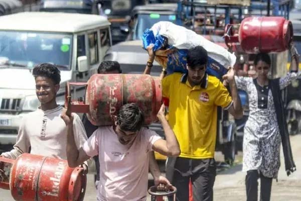 हर सिलेंडर पर कंपनियों को हो रहा 700 रुपये का नुकसान’…, LPG की कीमतों में बढ़ोतरी पर आया सरकार का बयान