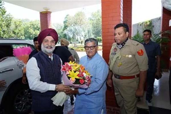 दिल्ली के उपराज्यपाल तरणजीत संधू ने राज्यपाल कटारिया से की शिष्टाचार भेंट