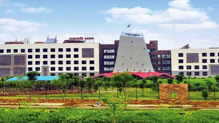 (रायपुर) छत्तीसगढ़ में 83 प्रशासनिक अधिकारियों को बड़ी सौगात, सरकार ने दी पदोन्नति और उच्च वेतनमान