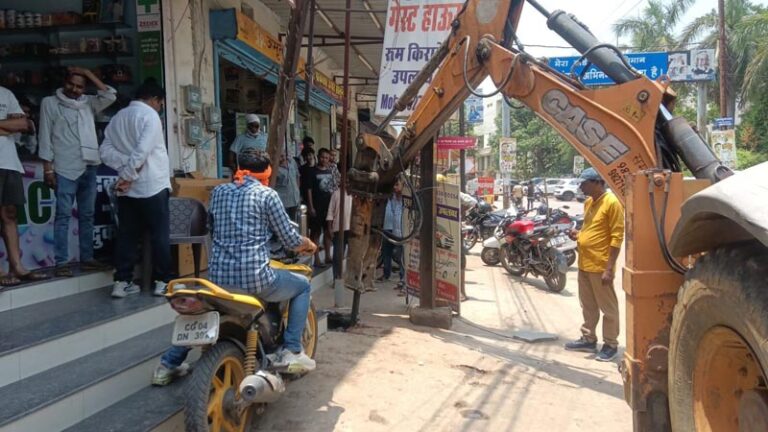 (रायपुर) निगम जोन 10 क्षेत्र लालपुर एमएमआई हॉस्पिटल के सामने नाले पर निर्मित बड़े आकार के लगभग 10 अवैध पाटों को तोड़कर नाला सफाई की बाधा हटाई गयी