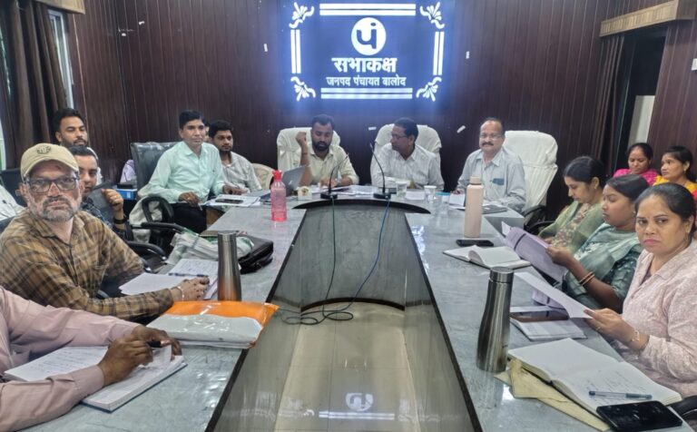 (बालोद) आवास प्लस सर्वे 2024 अंतर्गत स्थायी प्रतीक्षा सूची तैयार करने हेतु सचिवों व आवास नोडल अधिकारियों को दिया गया प्रशिक्षण