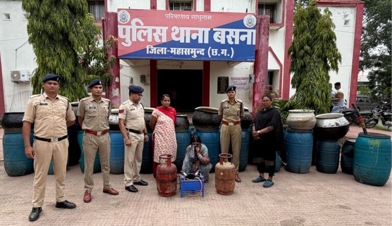 (महासमुंद) बसना में अवैध शराब फैक्ट्री पर पुलिस का छापा, 200 लीटर महुआ शराब जब्त; महिला गिरफ्तार