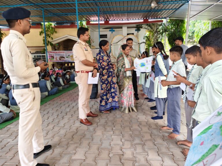 (सूरजपुर)सूरजपुर पुलिस का अभियान। युद्ध नशे के विरुद्ध, नशे से दूरी बनाने की पहल अभियान नवजीवन।