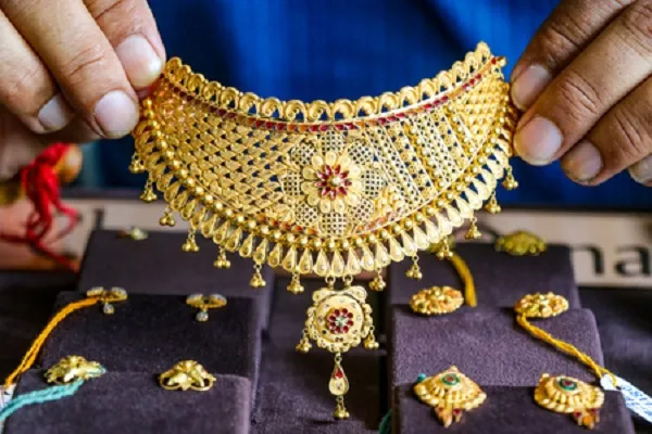 (नई दिल्ली)वैश्विक तनाव के बीच कीमती धातुओं में गिरावट; चांदी 1,300 रुपए फिसली