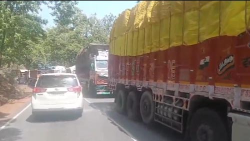 (कवर्धा) चिल्फी घाटी में फि र चरमराई यातायात व्यवस्था, भारी-भरकम मशीन के सड़क पर गिरने से लगा लंबा जामज्