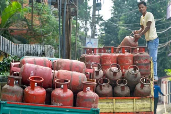 महंगाई की मार : एक बार फिर बढ़ी LPG सिलेंडरों के कीमतें, कंपनियों ने 29 रुपए बढ़ाए दाम