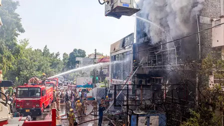 अलीगंज अग्निकांड में बड़ी कार्रवाई: 15 मौतों के मामले में मकान मालिक समेत चार गिरफ्तार, कई पहलुओं पर जांच जारी