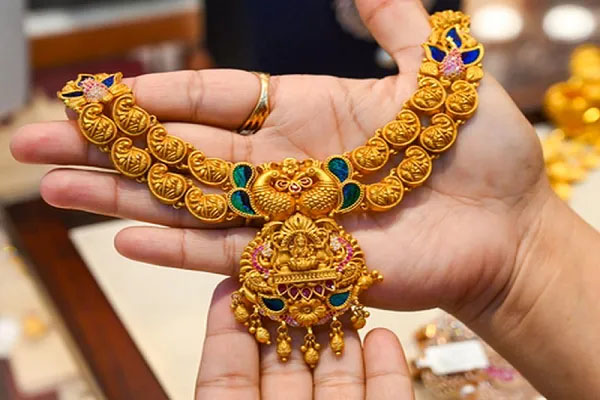 सोने और चांदी के दामों में गिरावट, भाव 1.47 प्रतिशत तक लुढ़का