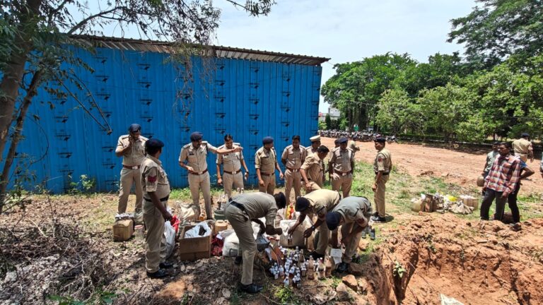 (कांकेर) कांकेर पुलिस ने 69 मामलों में जब्त 465 लीटर अवैध शराब किया नष्ट