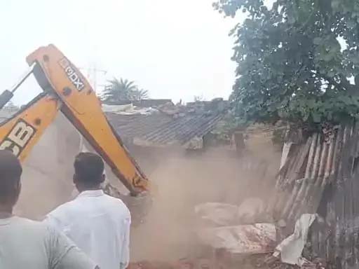 (कोरबा) प्रशासन ने की बड़ी कार्रवाई: अतिक्रमण पर चला बुलडोजर, सड़क निर्माण में बाधक मकान ढहाए