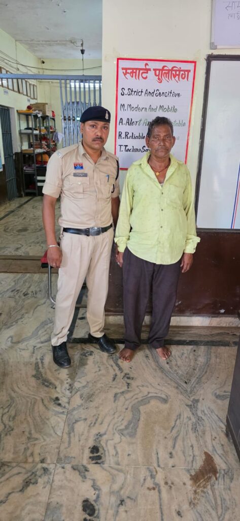 (दुर्गं) ग्राम मेड़ेसरा में अवैध शराब बेचते बुजुर्ग गिरफ्तार, 35 पौवा शराब जब्त