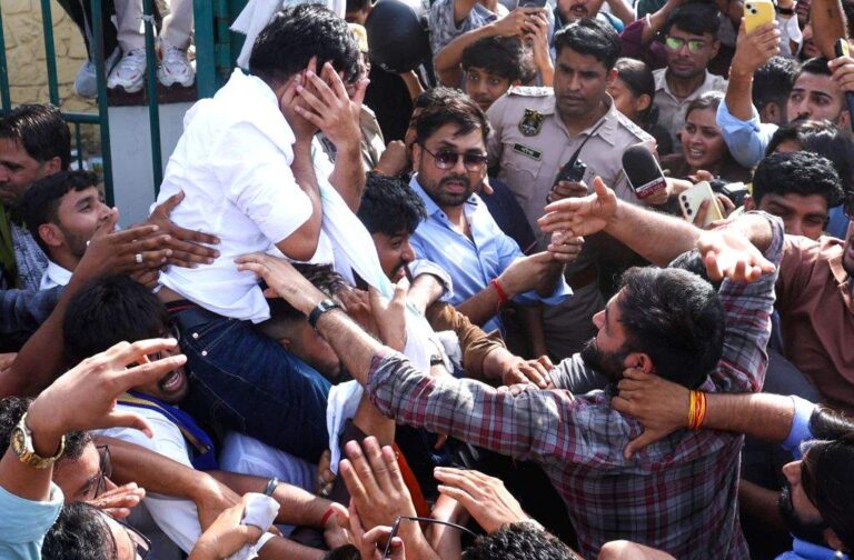 जयपुर में कॉकरोच जनता पार्टी के प्रदर्शन में बवाल, संस्थापक अभिजीत दीपके को युवकों ने जड़े थप्पड़