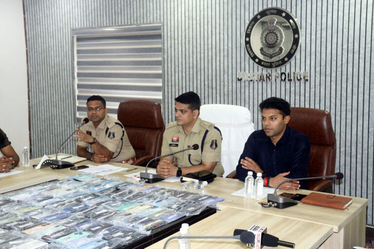 (जगदलपुर) बस्तर पुलिस ने 16 लाख रुपये के 100 से अधिक गुम मोबाइल बरामद कर मालिकों को लौटाया