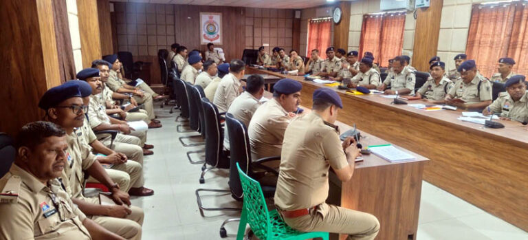 (सूरजपुर) अपराध समीक्षा बैठक में डीआईजी-एसएसपी ने दिए सख्त निर्देश, लंबित मामलों के त्वरित निराकरण पर जोर