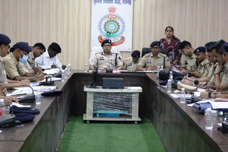 (रायगढ़) अपराध नियंत्रण और लंबित मामलों के त्वरित निराकरण पर एसएसपी का जोर, बाइक चोरों व फरार आरोपियों के खिलाफ विशेष अभियान के निर्देश